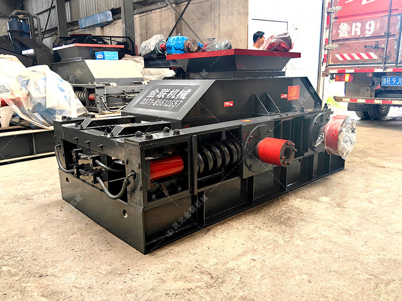 2PG800x600對(duì)輥破碎機(jī)發(fā)往貴州貴陽破碎鵝卵石