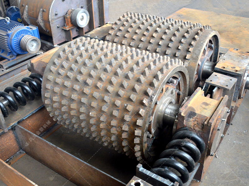 雙齒輥破碎機(jī)為什么被稱為“狼牙破碎機(jī)”?它真有那么厲害嗎? 雙齒輥破碎機(jī)為什么被稱為“狼牙破碎機(jī)”?它真有那么厲害嗎?